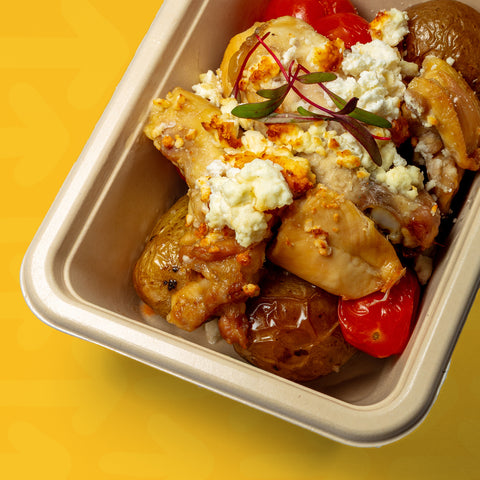 Coxa de frango dessossada com tomate cherry, queijo feta e batata
