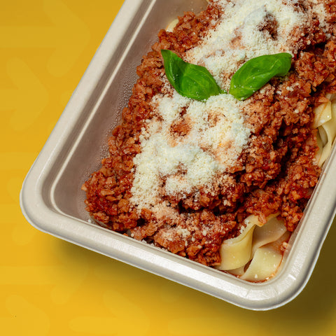 Soja à bolonhesa com tagliatelle, parmesão e manjericão