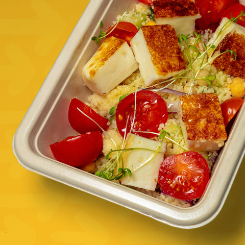 Couscous com haloumi, tomate cherry, pepino, grão e cebola roxa