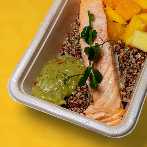 Salmão, quinoa, guacamole e manga