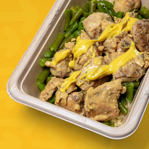 Frango com mostarda de dijon, feijão verde e couscous