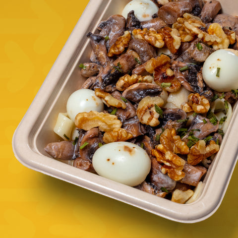 Taglietelle com ovos de codorniz , nozes, natas e cogumelos