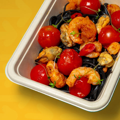 Linguini nero com camarão, mexilhão, malagueta e tomate cherry assado