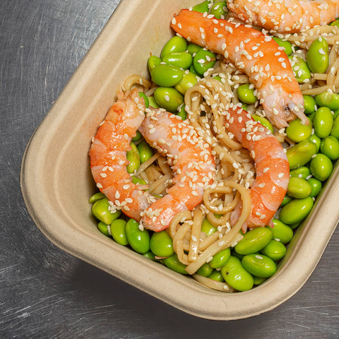 Noodles com camarão e edamame