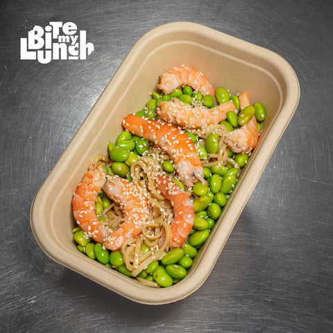 Noodles com camarão e edamame