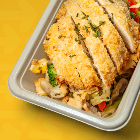 Marmita Travante Williams (noodles com ovo, legumes e frango panado)