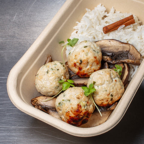 Almôndegas de perú e salsa, cogumelos portobello salteados e arroz basmati aromatizado com canela