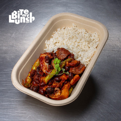 Guisado de feijão preto, espargos, cogumelo portobello e arroz vaporizado