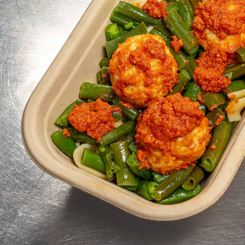 Almôndegas de frango e queijo com fusilli, feijão-verde e pesto rosso