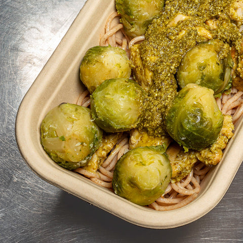 Massa integral com frango, couve bruxelas e pesto