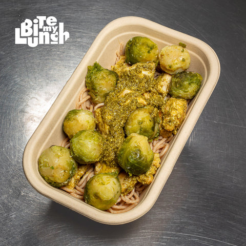 Massa integral com frango, couve bruxelas e pesto