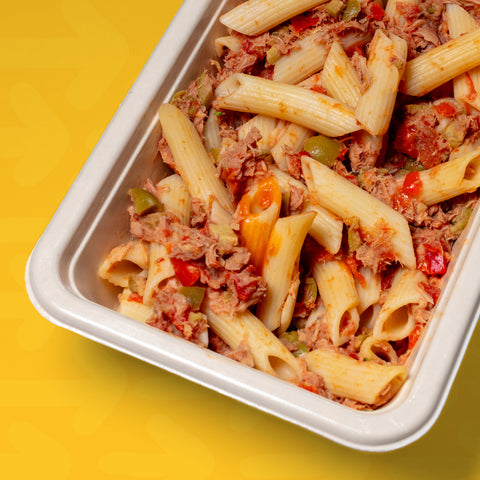 Puttanesca de atum com penne, pimento vermelho e azeitonas