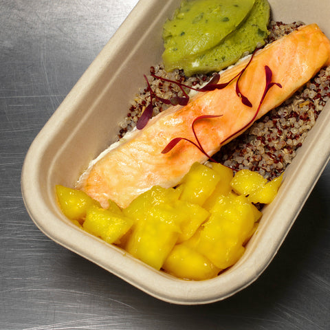 Salmão, quinoa, guacamole e manga