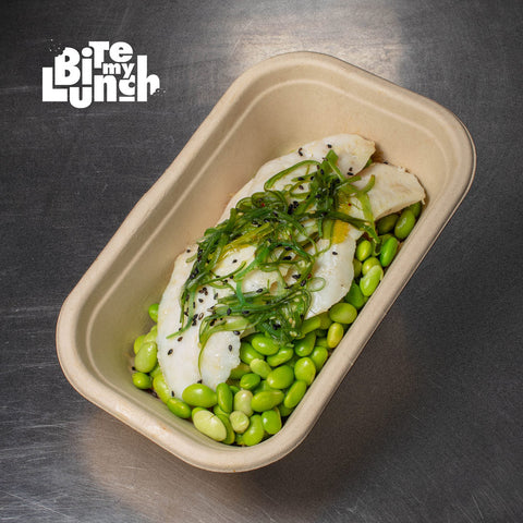 Filete de pescada com algas marinhas, edamame e noodles de arroz