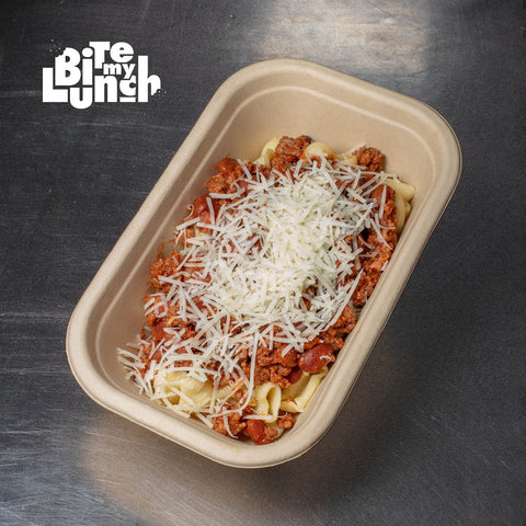 Chilli de carne com feijão-manteiga, bacon, parmesão e macarrão