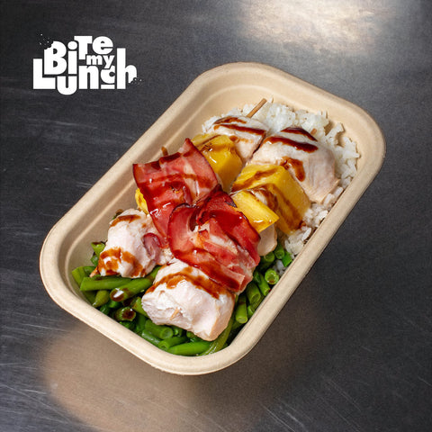 Espetadas de perú, bacon e abacaxi com arroz jasmim e feijão-verde