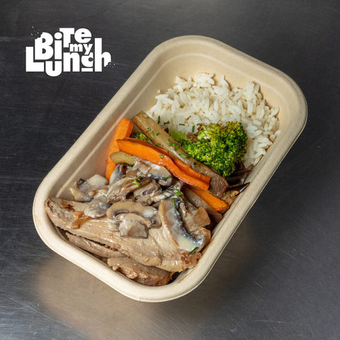 Perna de perú com mix de legumes assados, molho de cogumelos e arroz vaporizado
