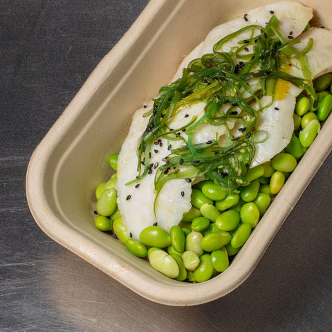 Filete de pescada com algas marinhas, edamame e noodles de arroz