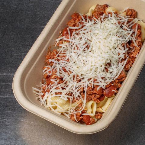 Chilli de carne com feijão-manteiga, bacon, parmesão e macarrão