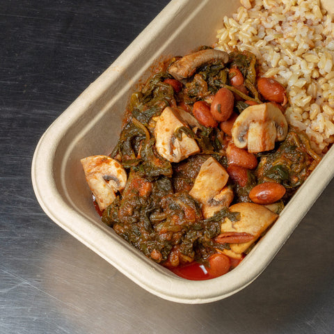 Estufado de feijão, cogumelos e espinafres com arroz integral