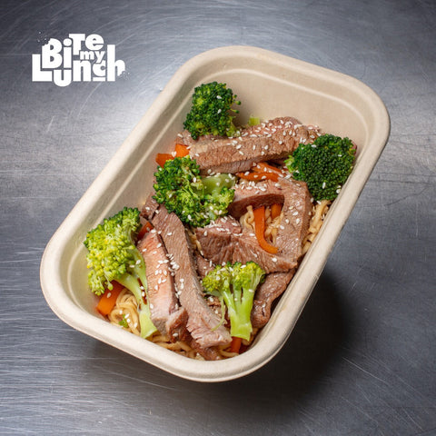 Chop suey de vaca com noodles, brócolos e cenoura