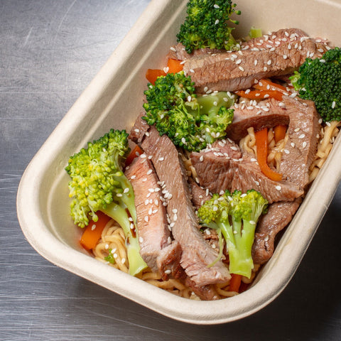 Chop suey de vaca com noodles, brócolos e cenoura
