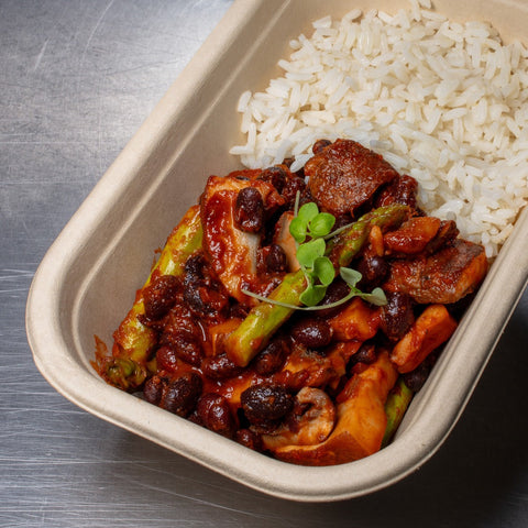 Guisado de feijão preto, espargos, cogumelo portobello e arroz vaporizado